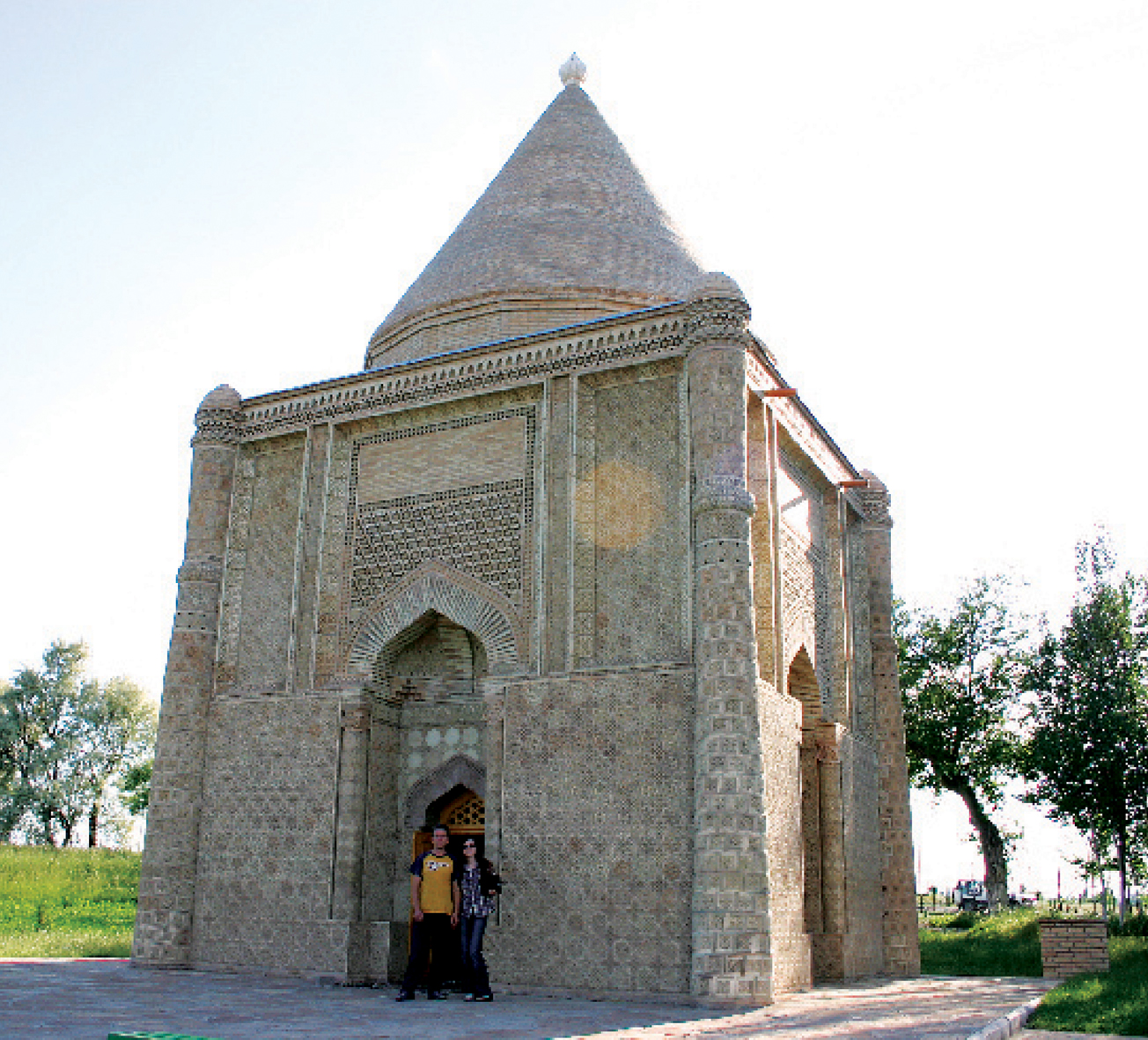 mausoleum Aisha Bibi 2